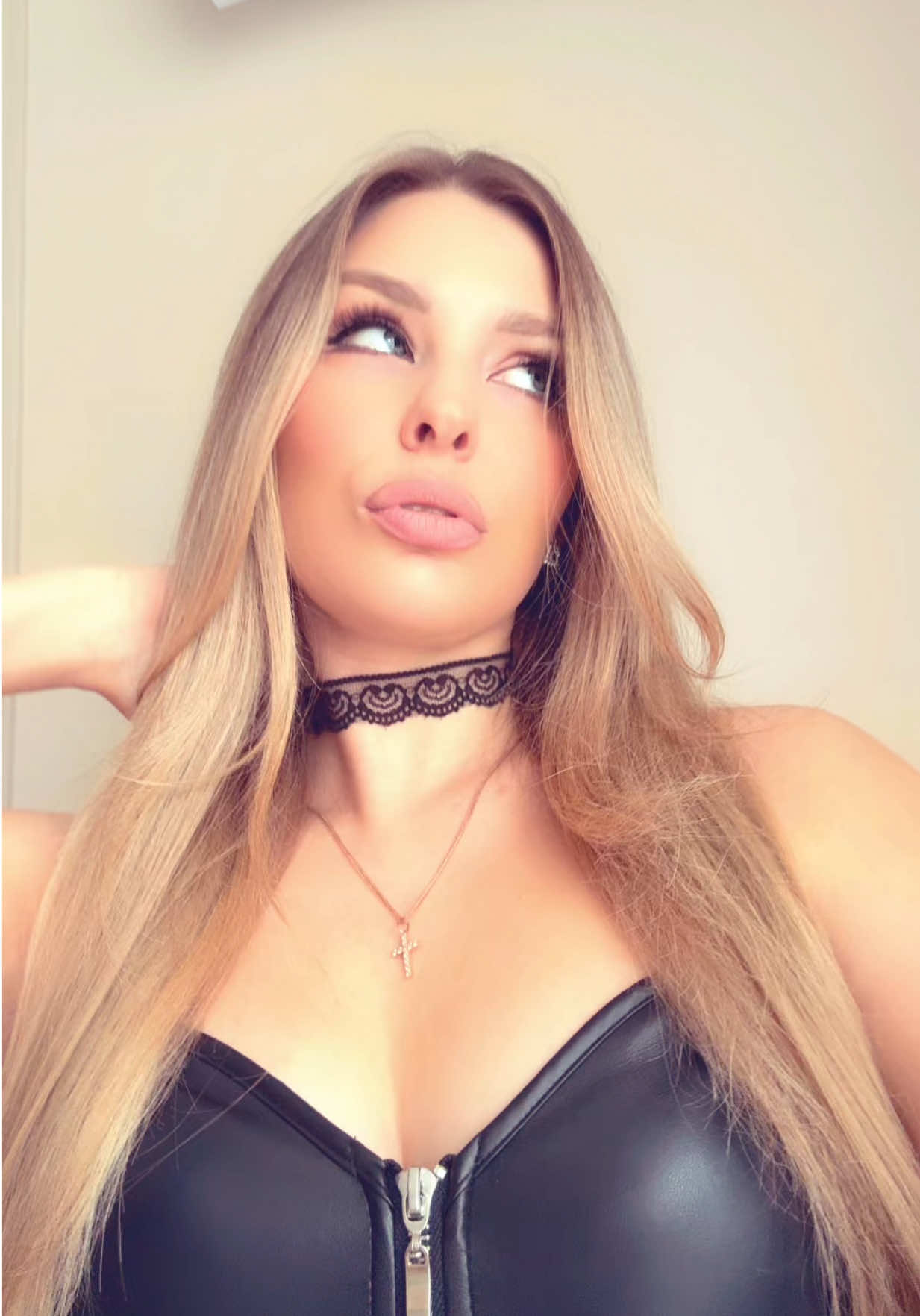 @LARISA LORI 👠👑