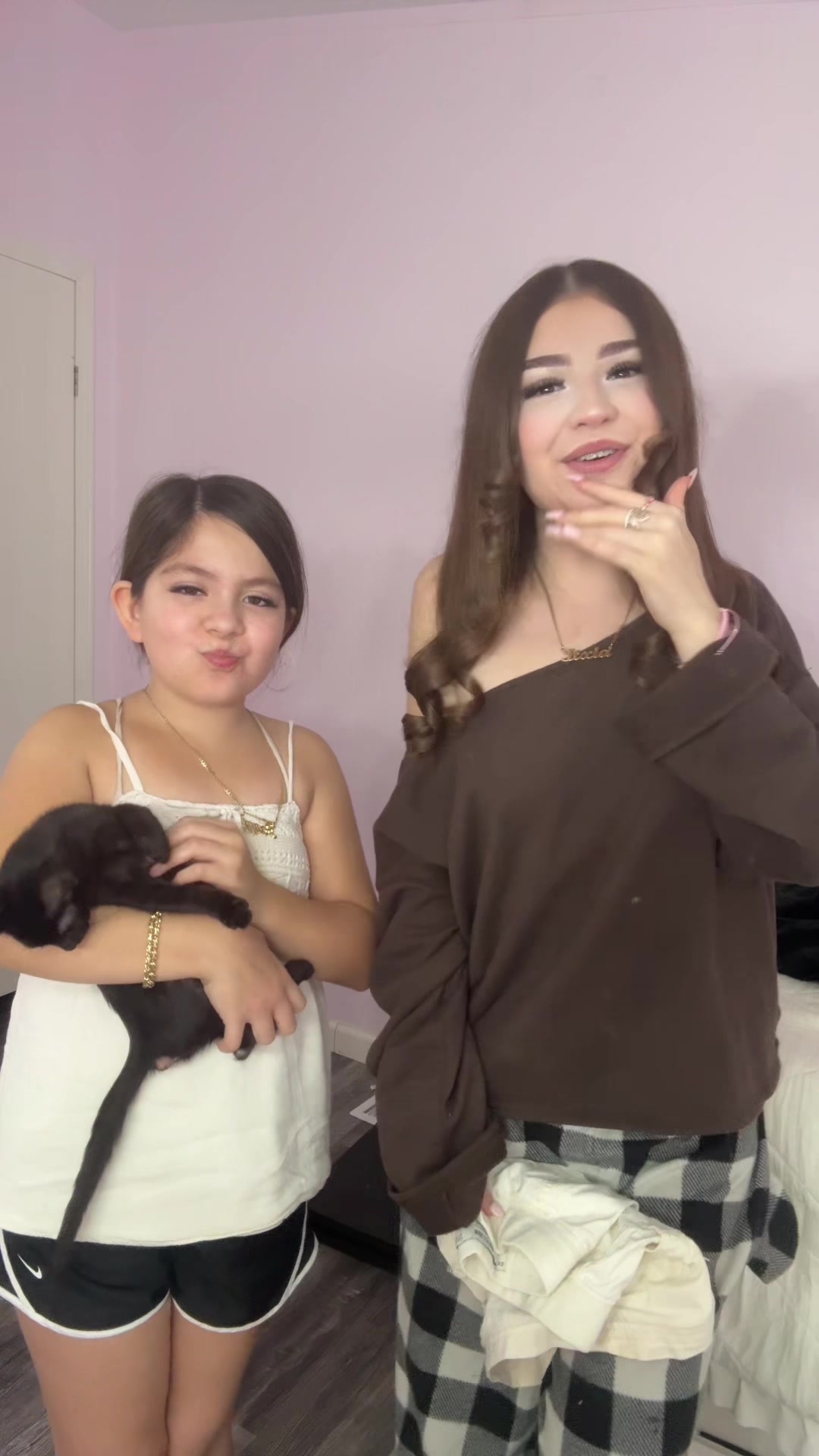 @Deliciaasisters