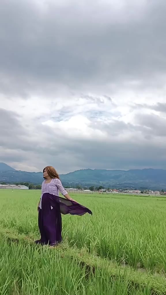 @manda si artis nyebur sawah