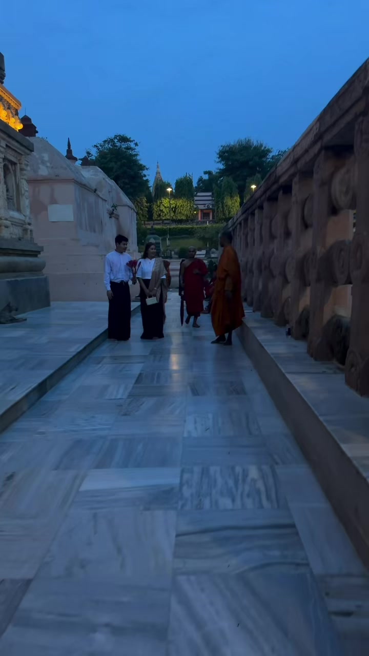 @MyatNoeKhaing🖤(မြတ်နိုးအိမ်)