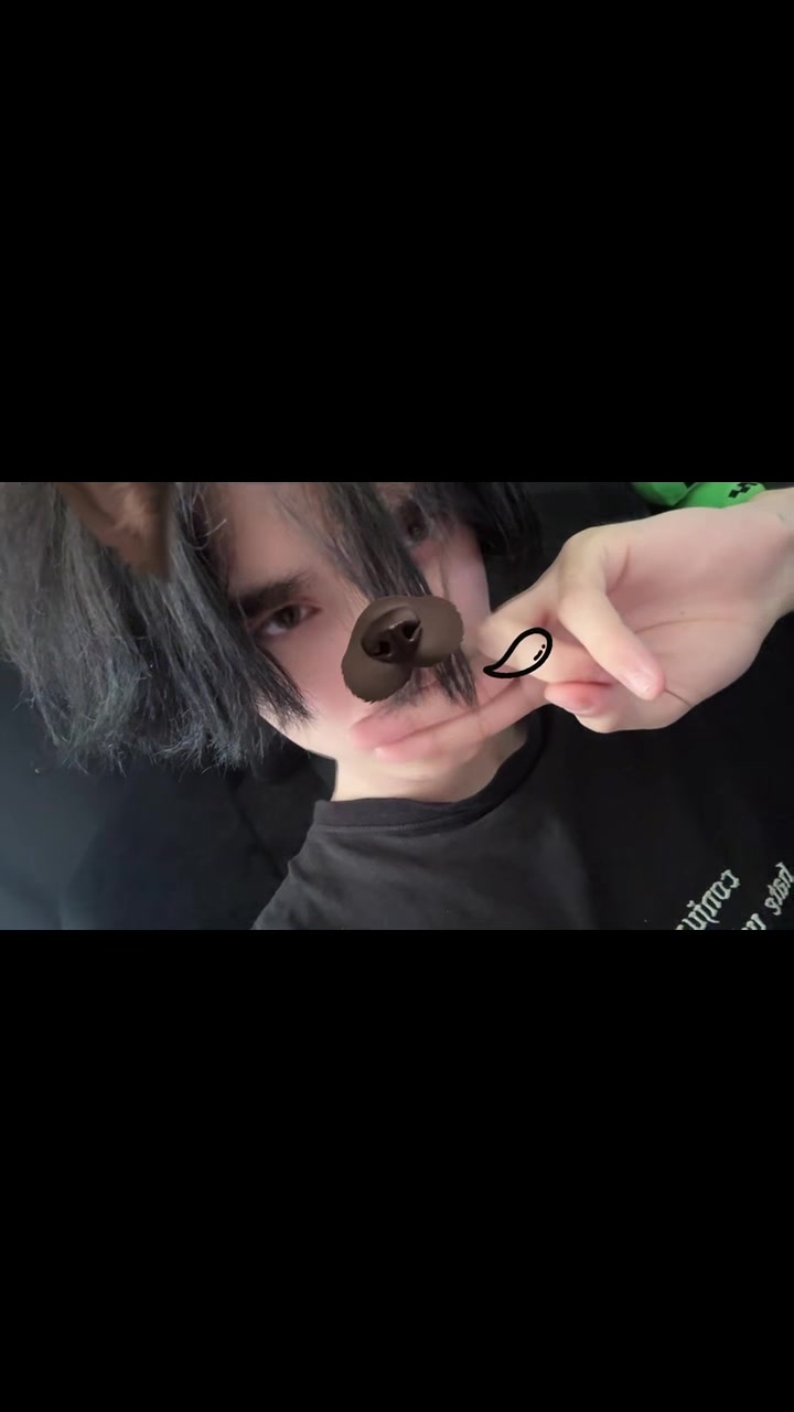 @>.<