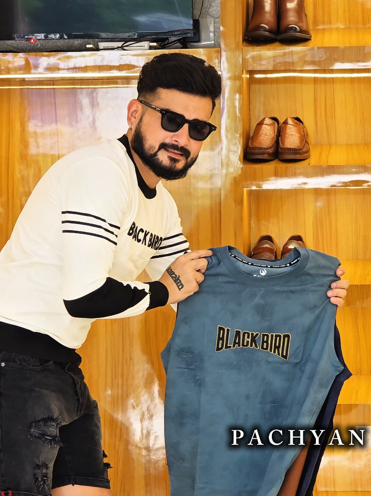 @पछ्याण wears