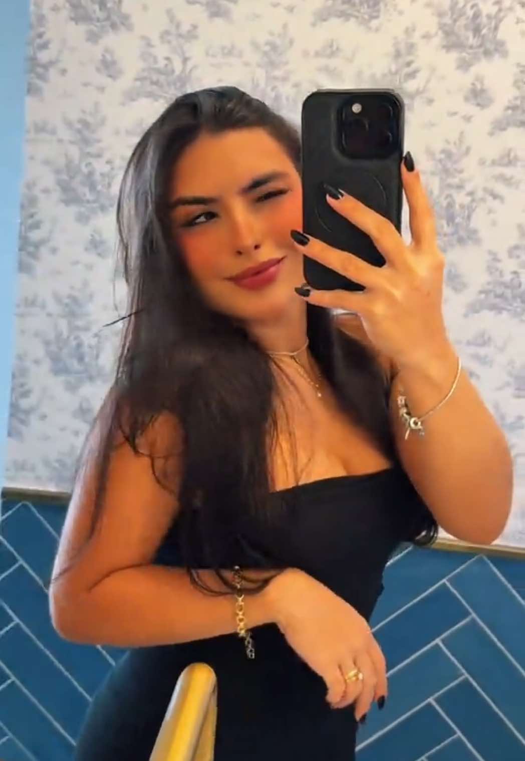 @Bella