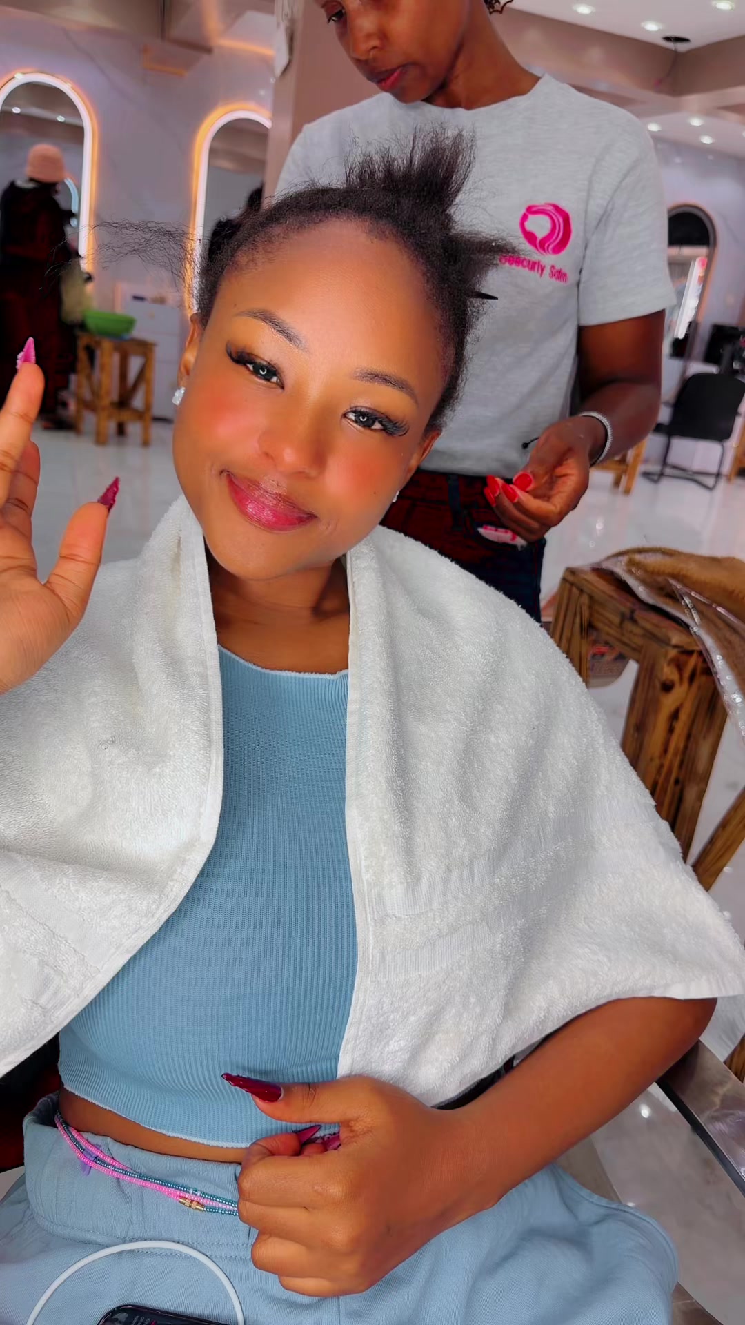 @GEECURLY SALON