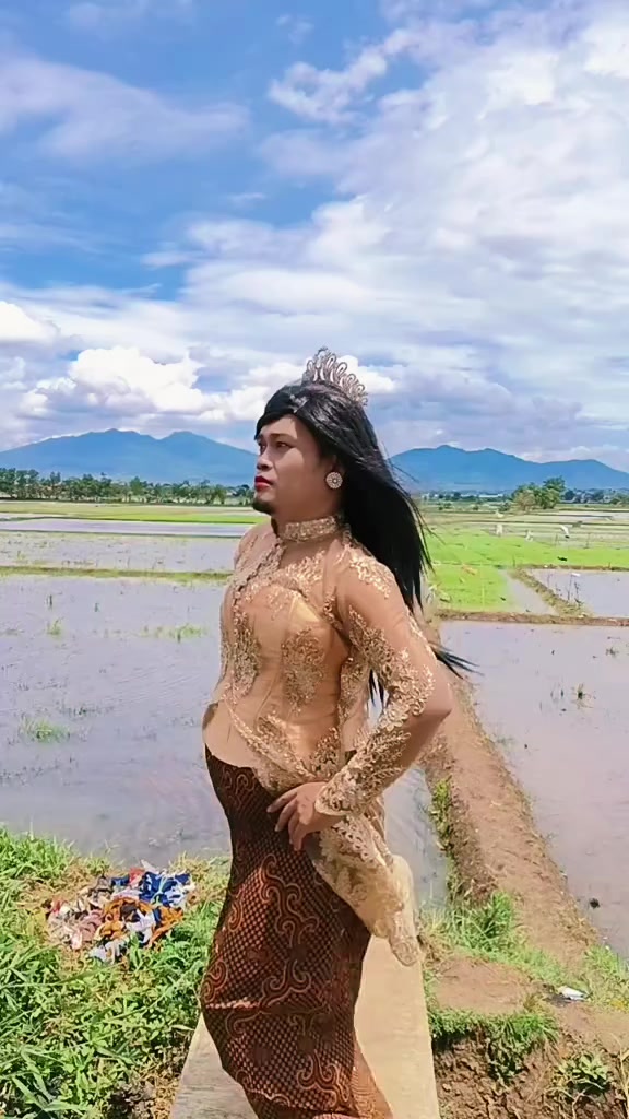 @manda si artis nyebur sawah