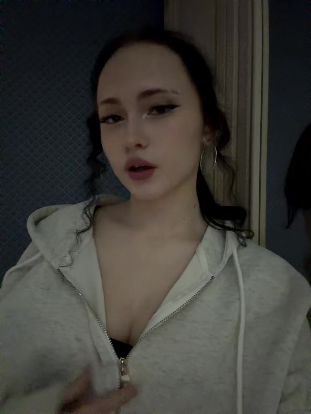 @...