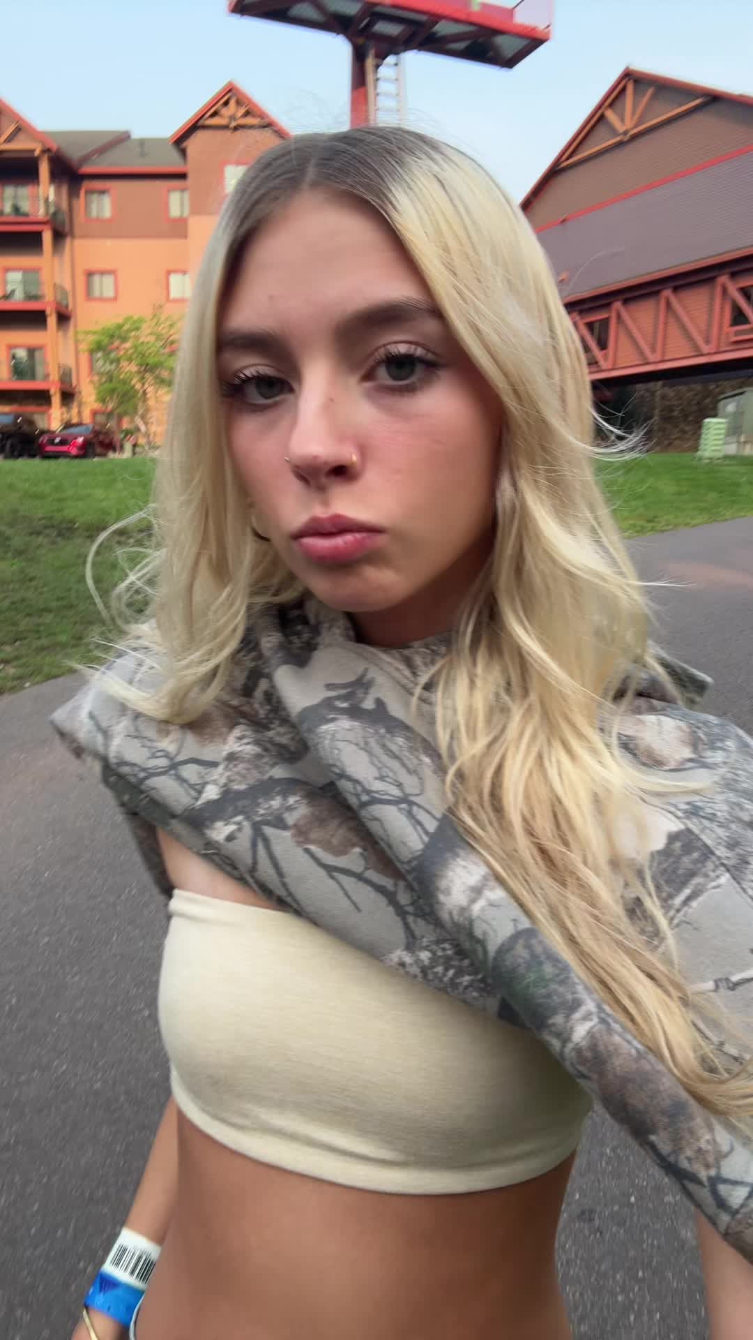 @bella