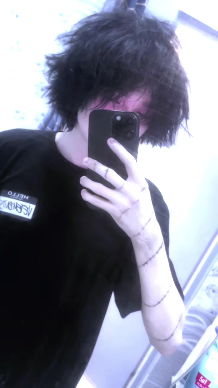 @>.<