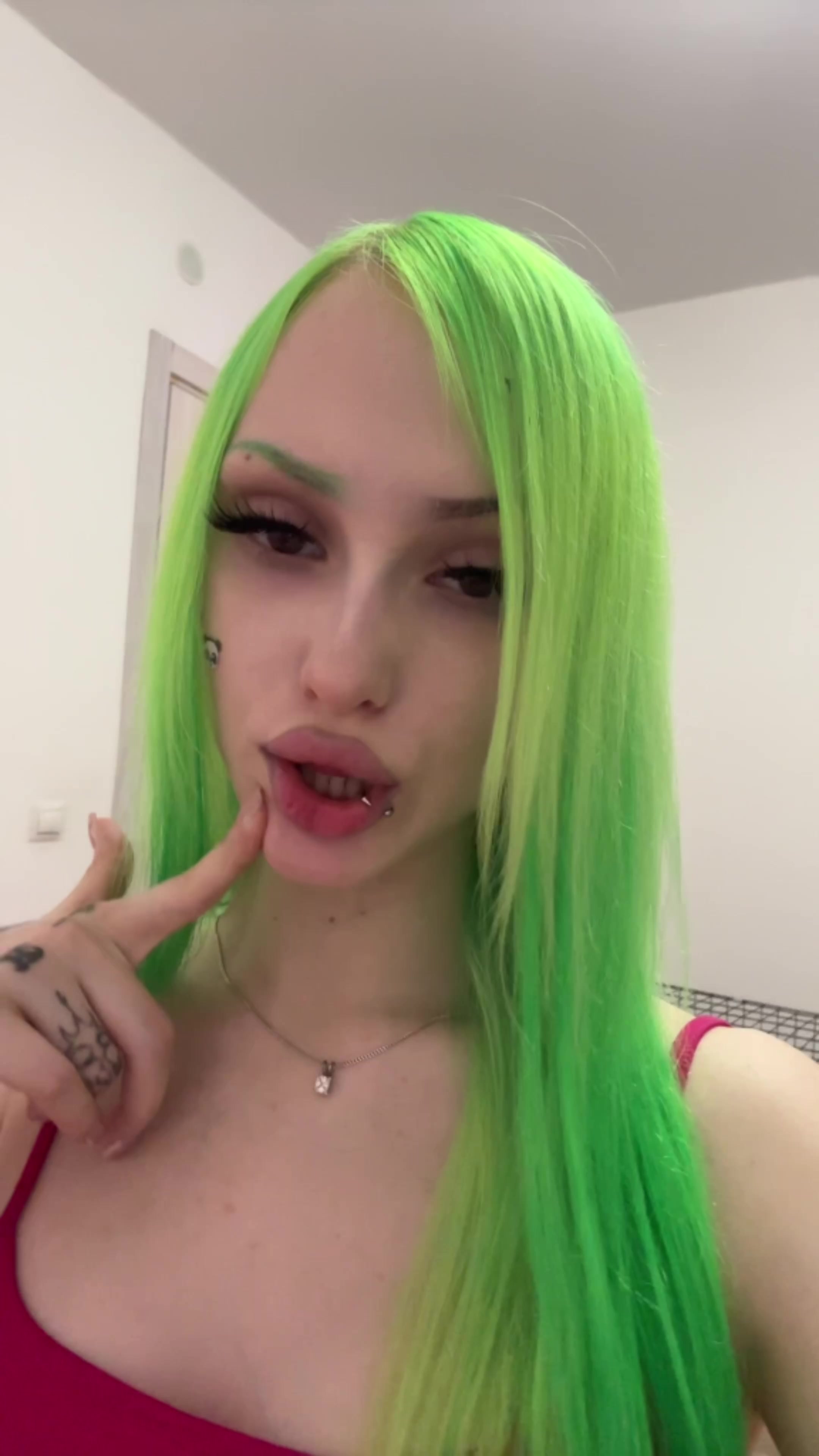 @🙎🏼&zwj;♀️