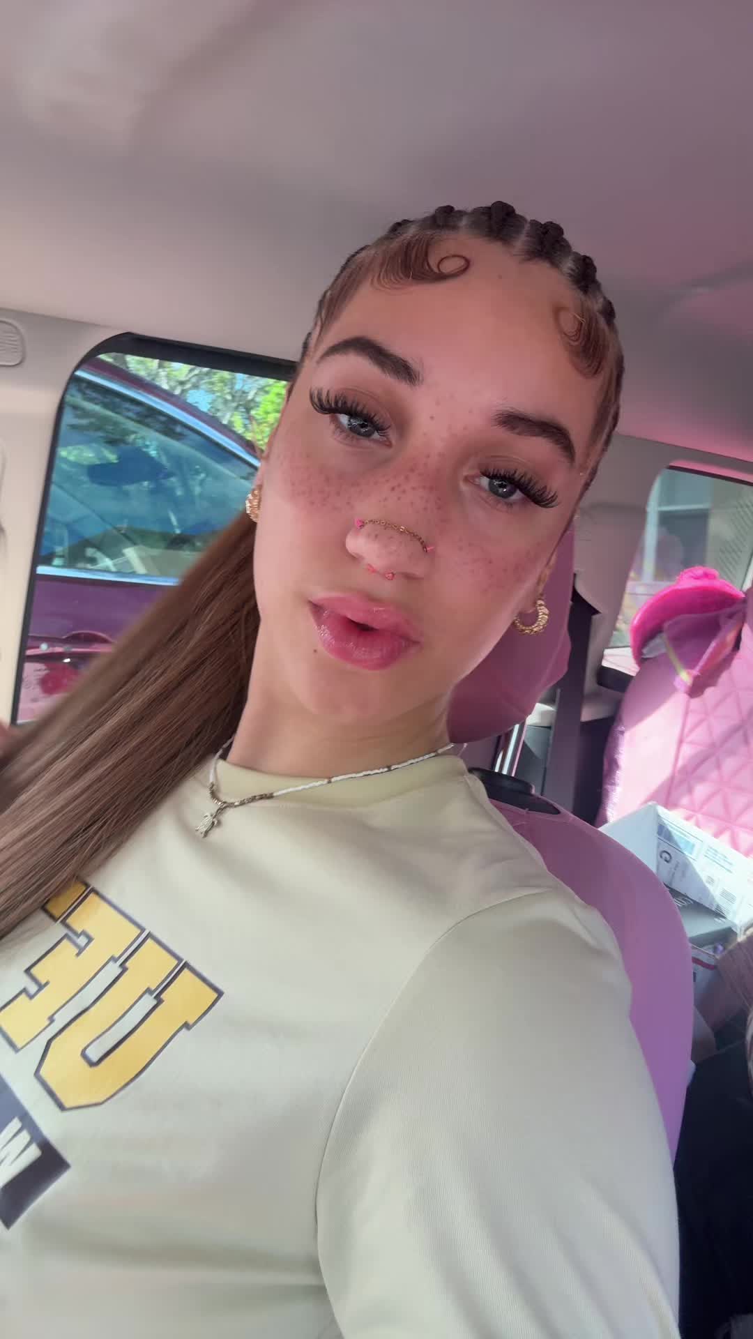 @Lightskinlesbo