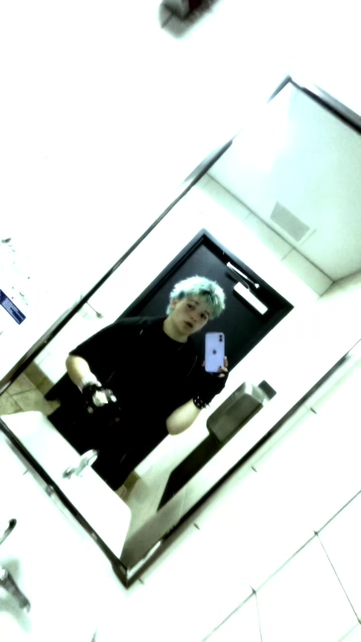 @Tiredboiᶻ 𝘇 𐰁𝘇 𐰁