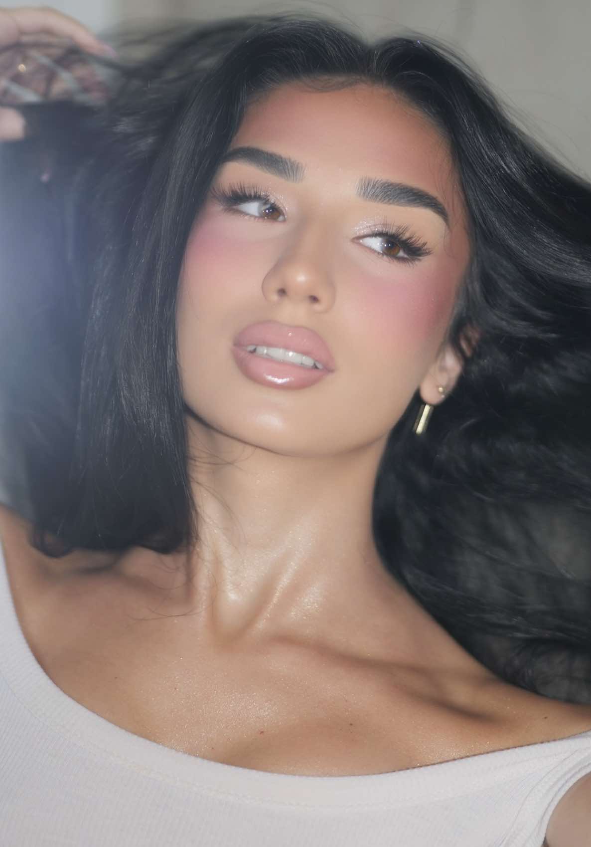 @MAKEUPBYYLLKE