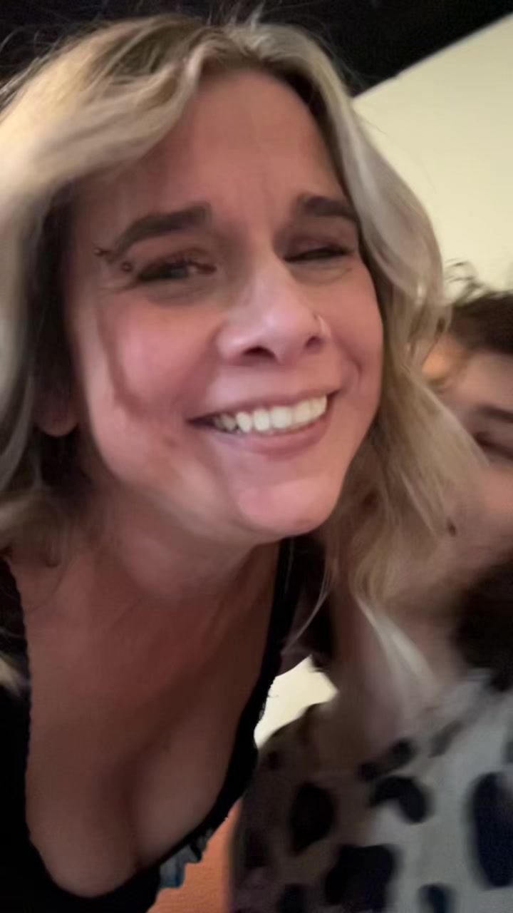 @Hotmomvibes