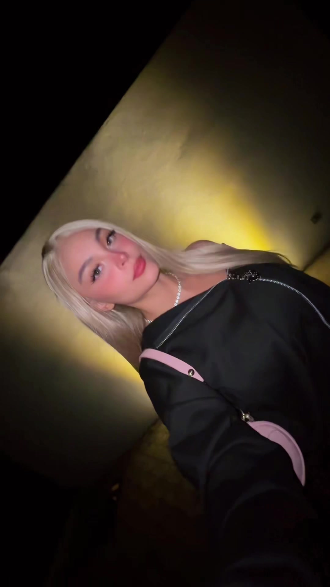 @🧍🏼♀️