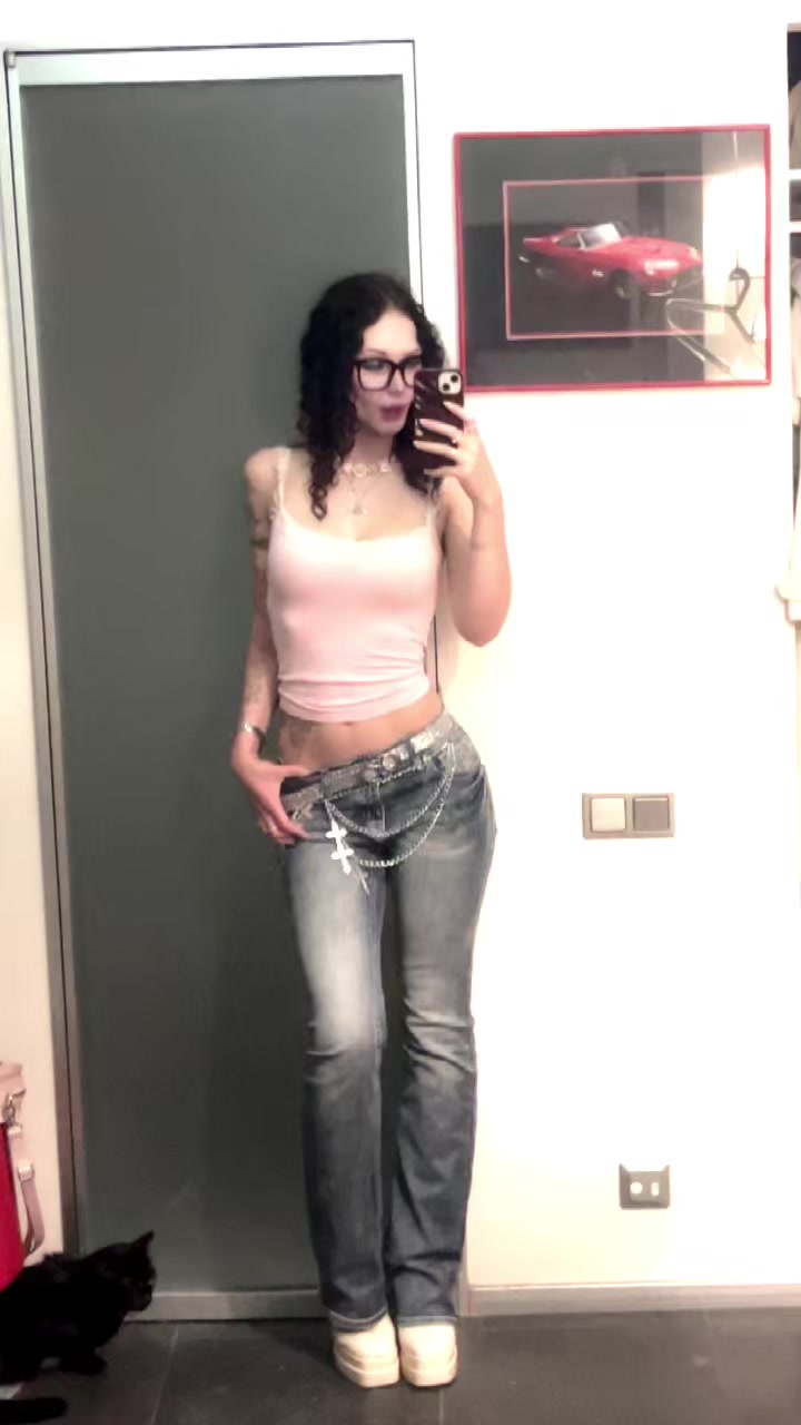 @crlysew