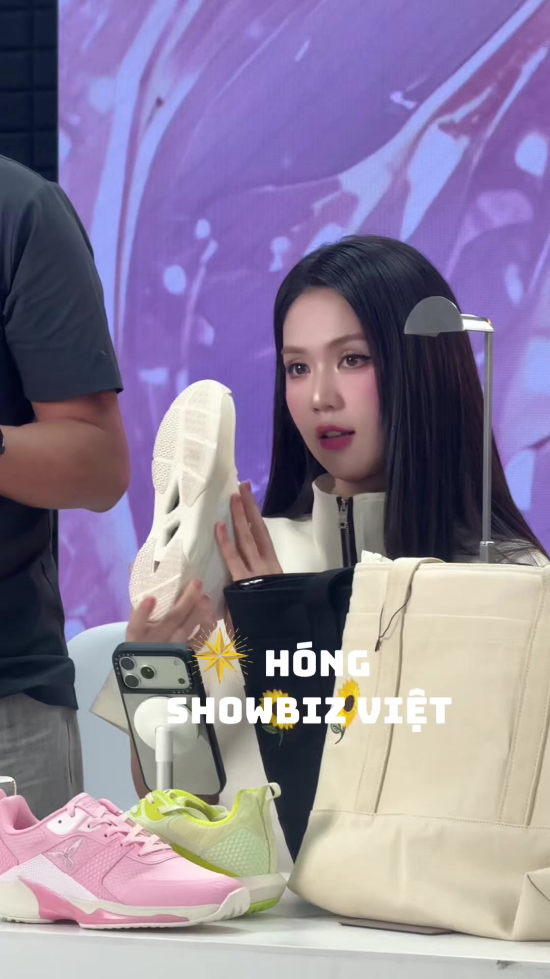 @H&oacute;ng Showbiz Việt
