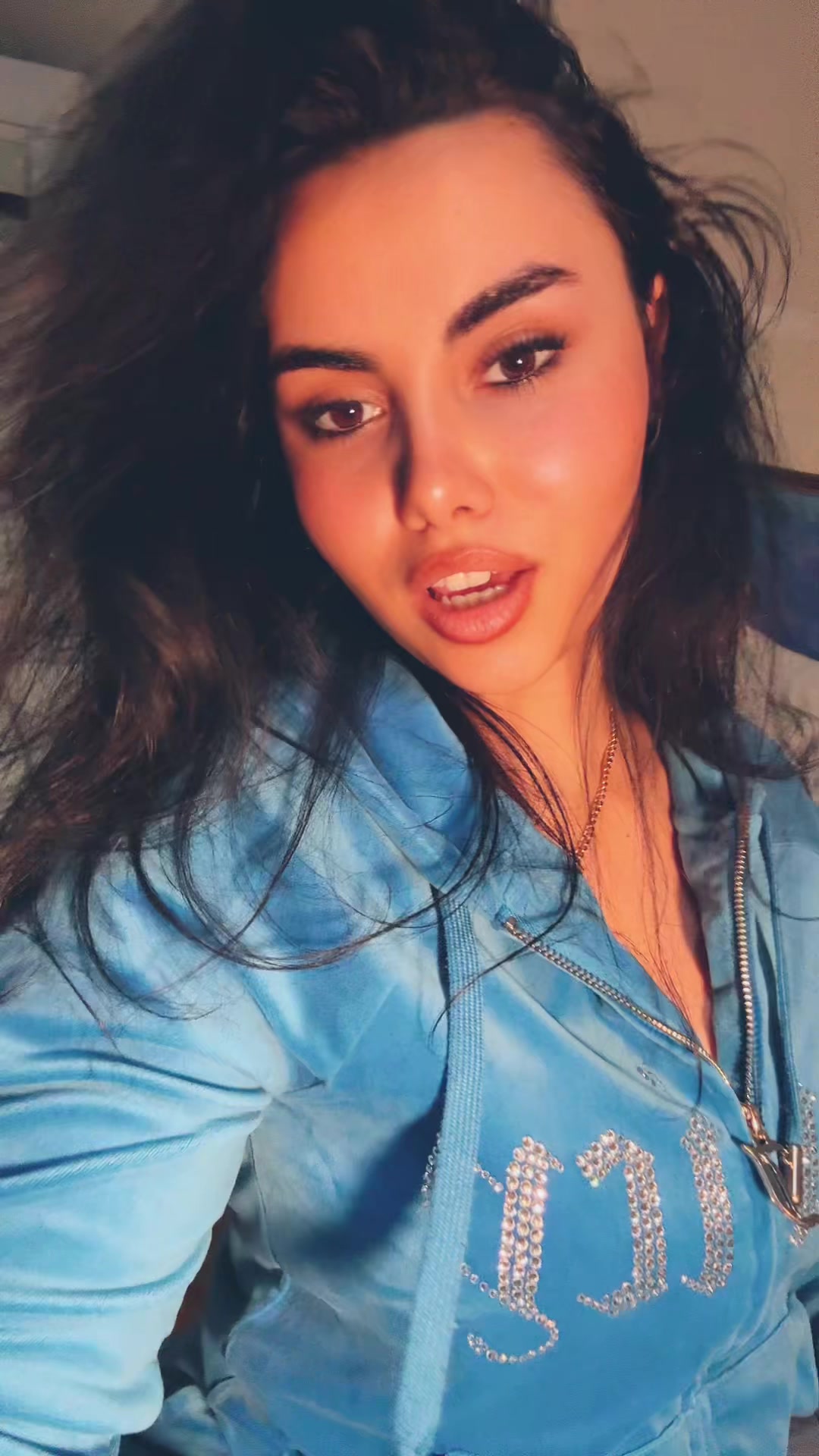 @Mona🥶