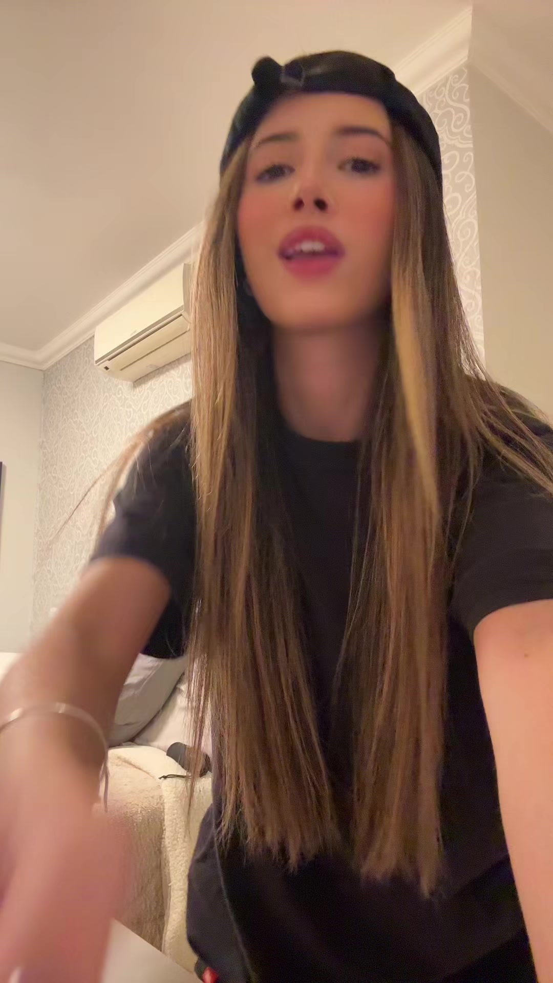 @laura