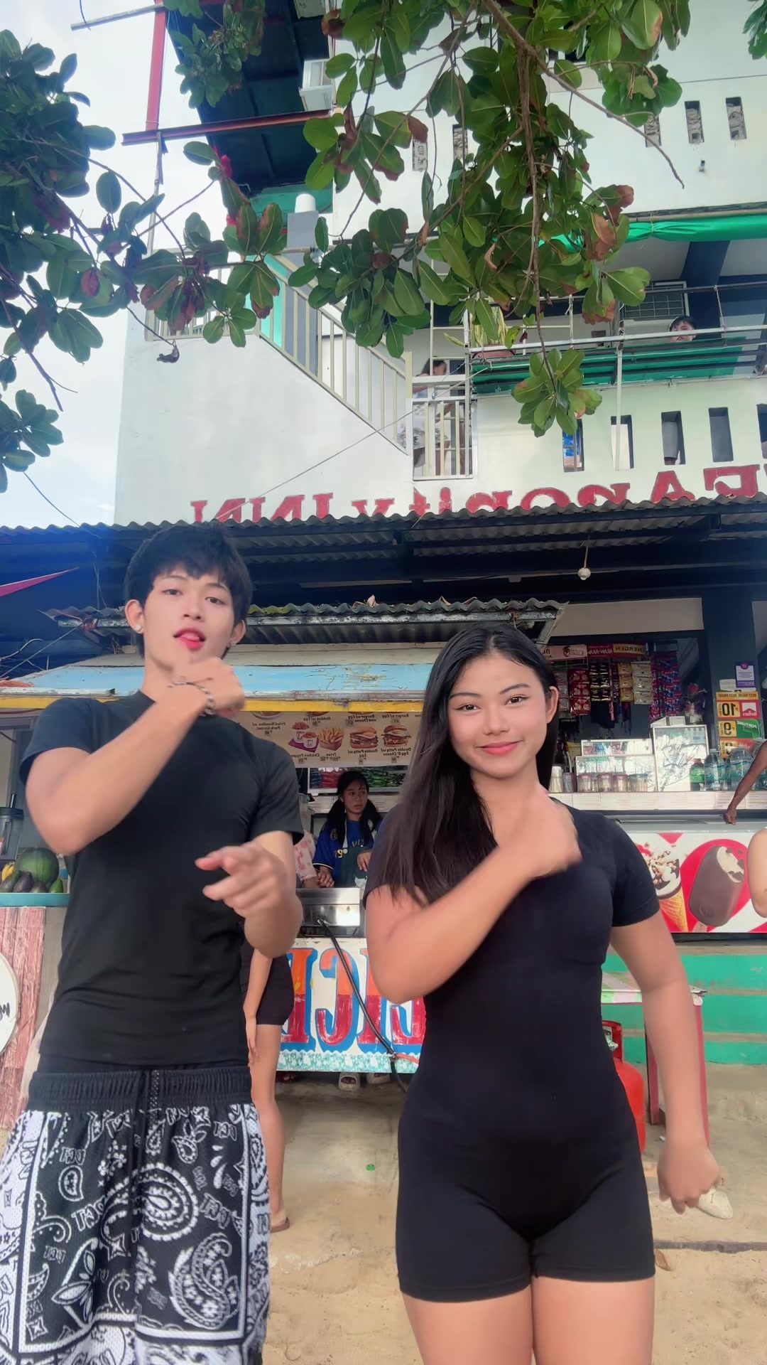 @Ella Dakz
