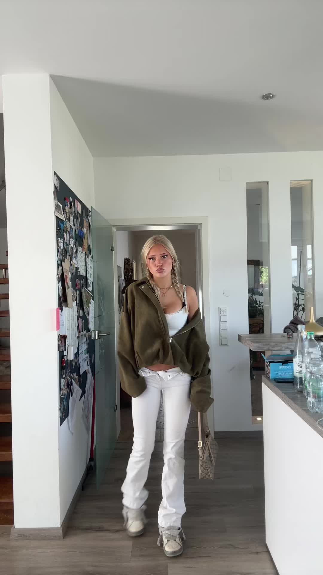 @_leasofie_