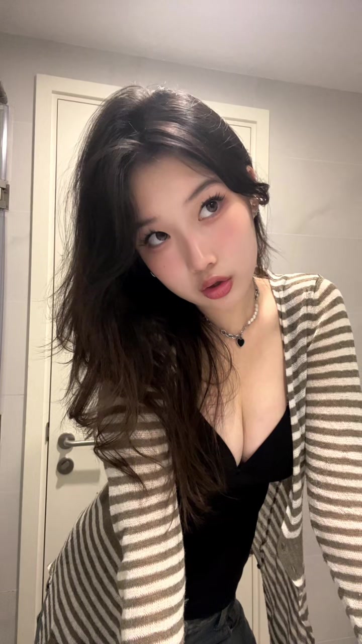 @由由
