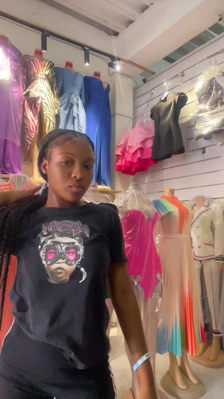 @niaabaee__