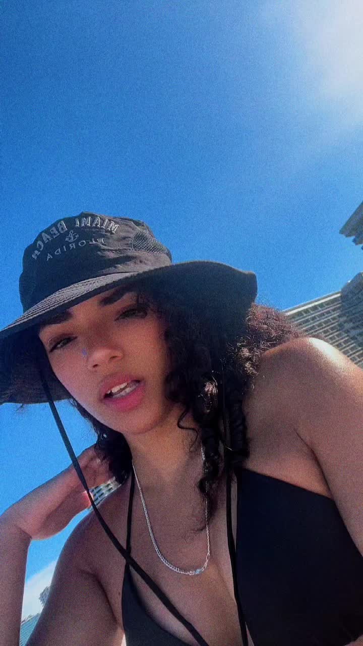@𝜗𝜚Daniela
