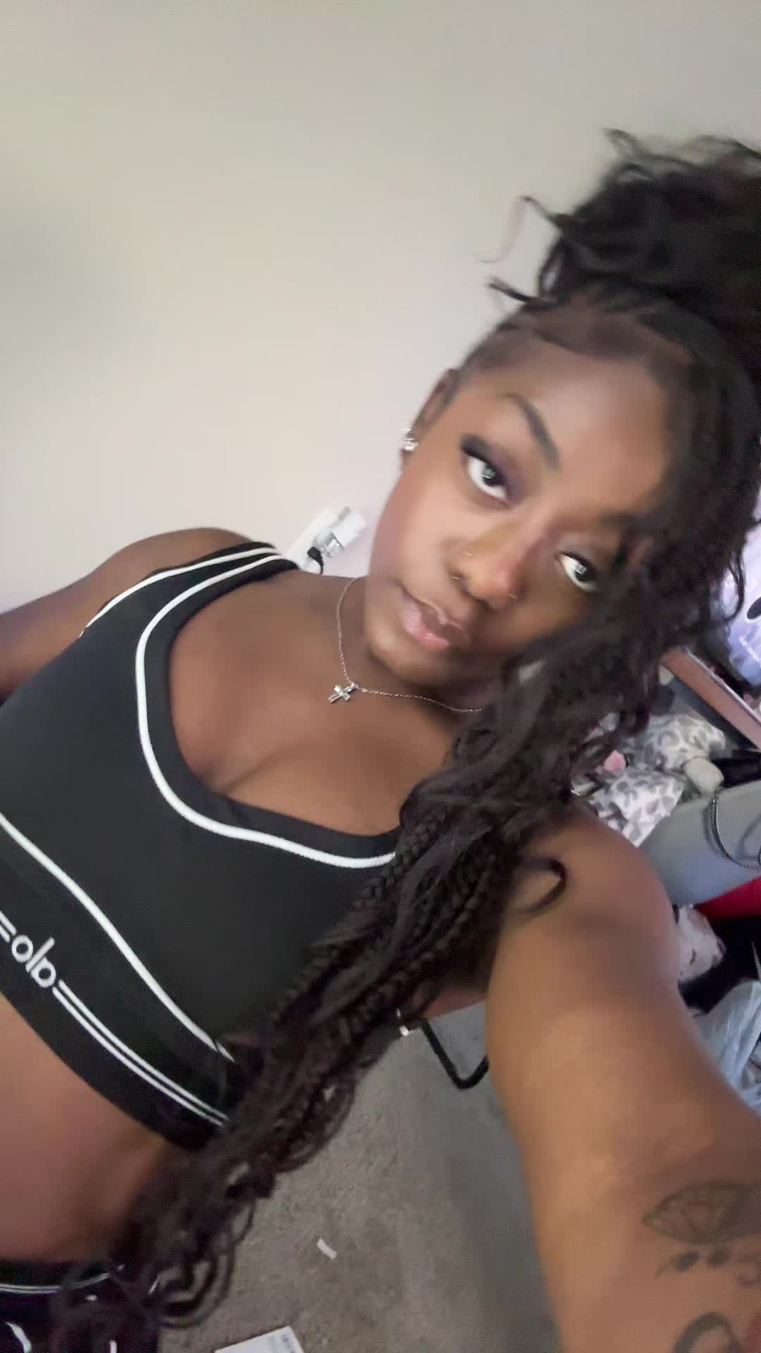 @nikiatkll 👈🏾