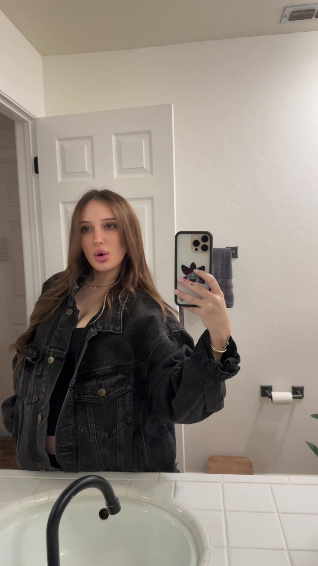 @𝐿𝒶𝓊𝓇𝑒𝓃 𝒥𝓊𝓇𝒸𝒽𝓊𝓀