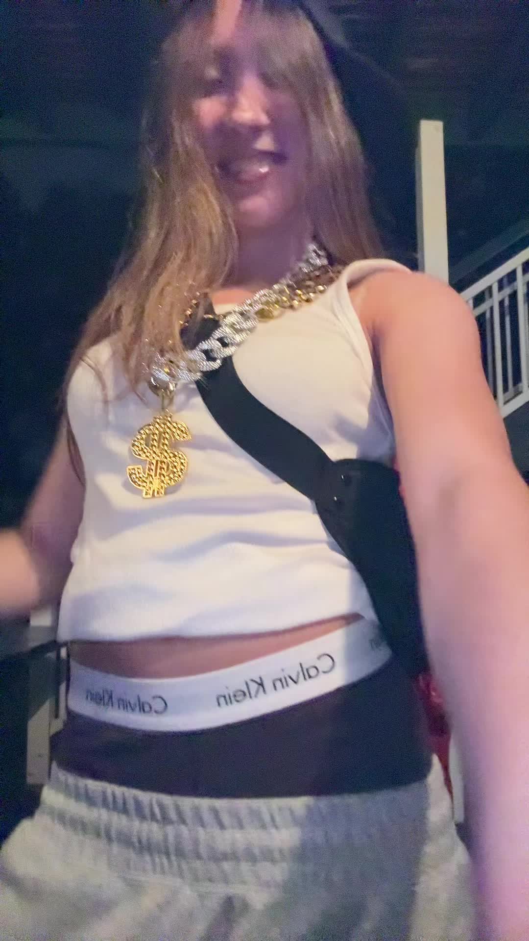 @Bella