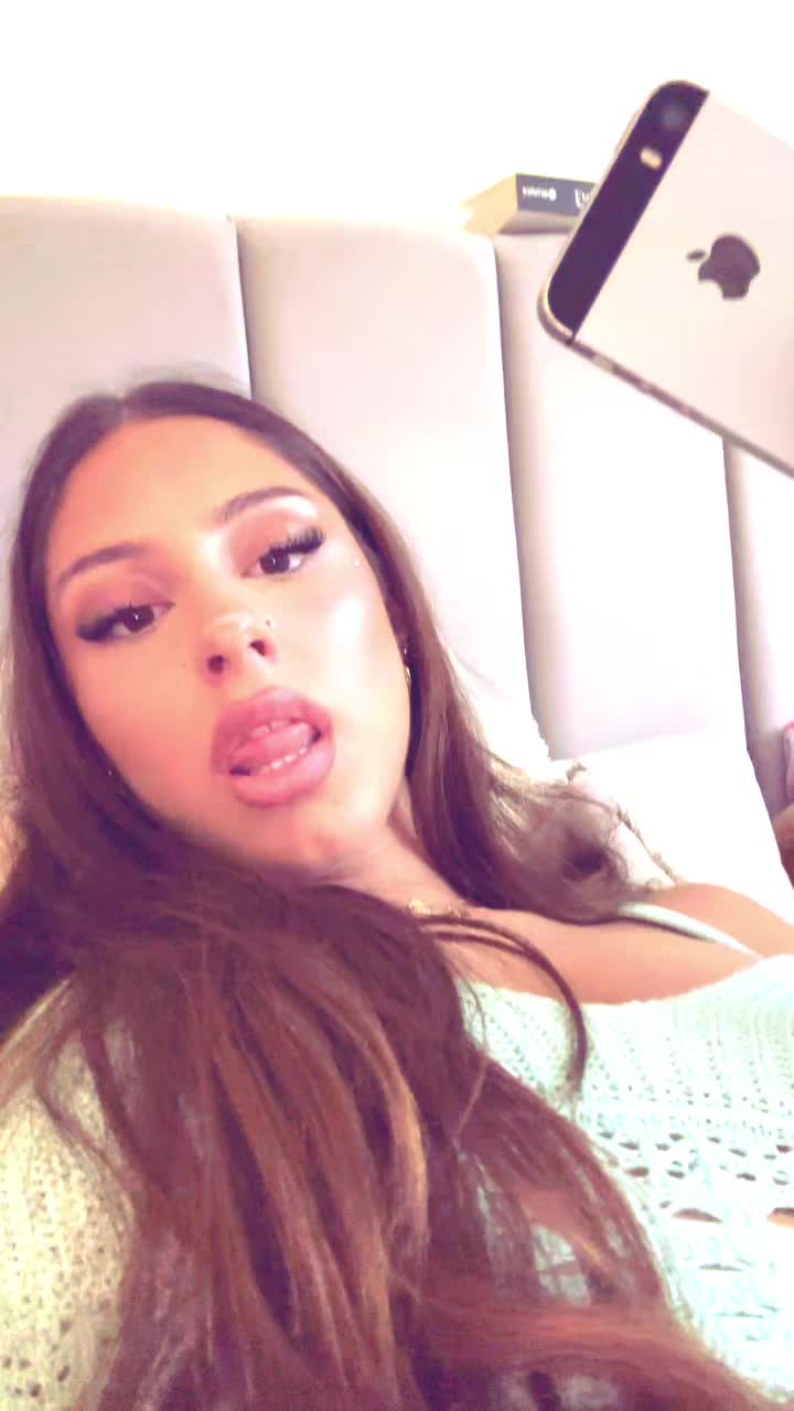 @>_<