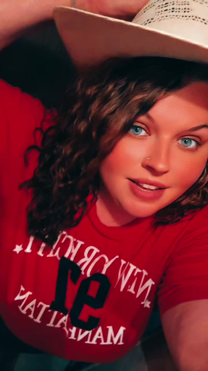 @❌Blue eyes and thick thighs❌