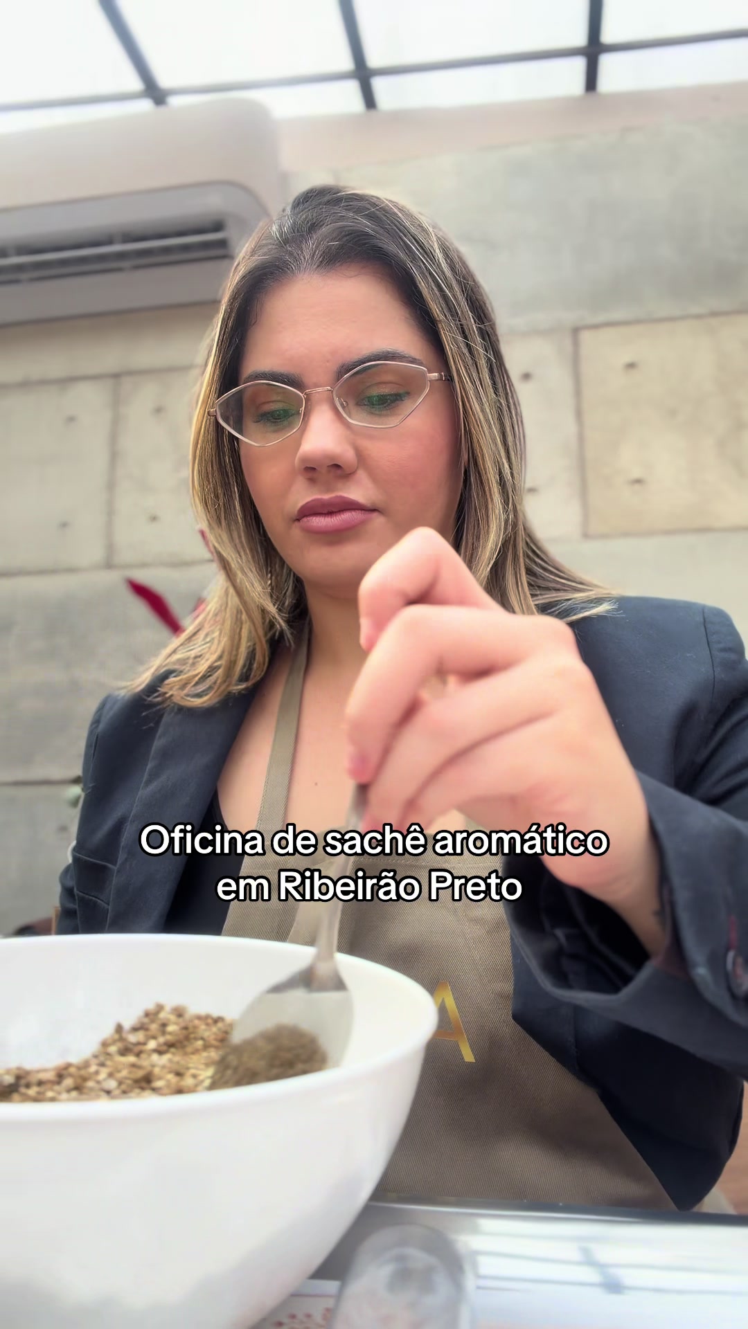 @anadelamonica