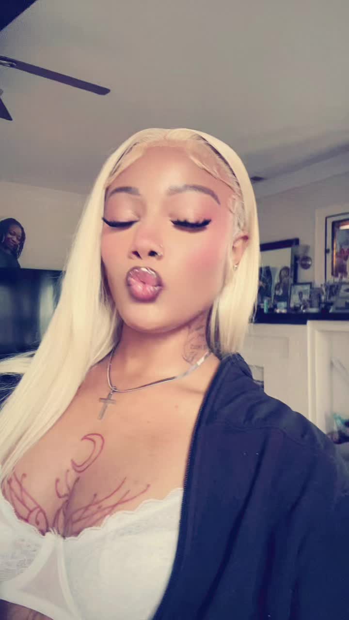 @kiarakalonn