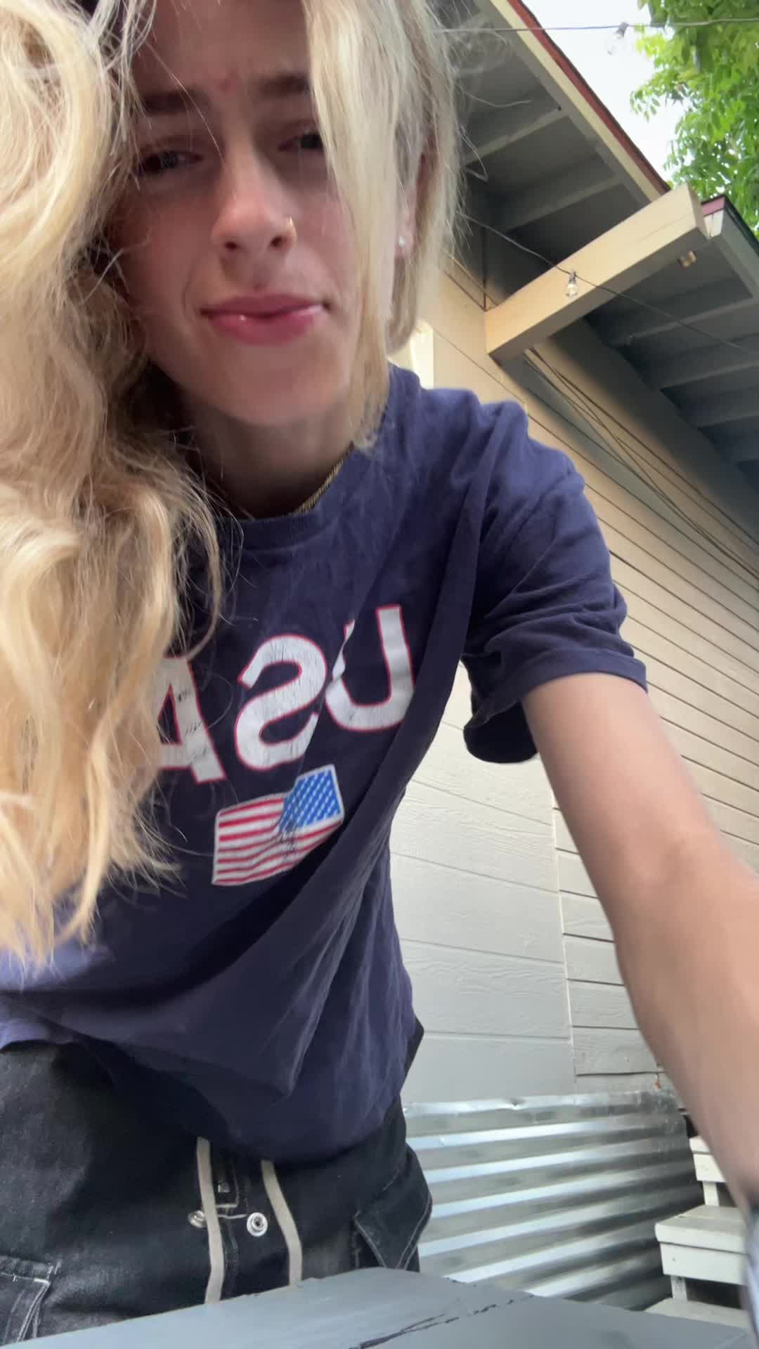 @Bella