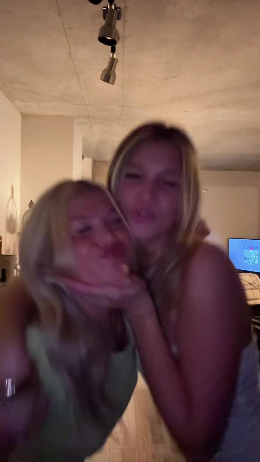 @Ella