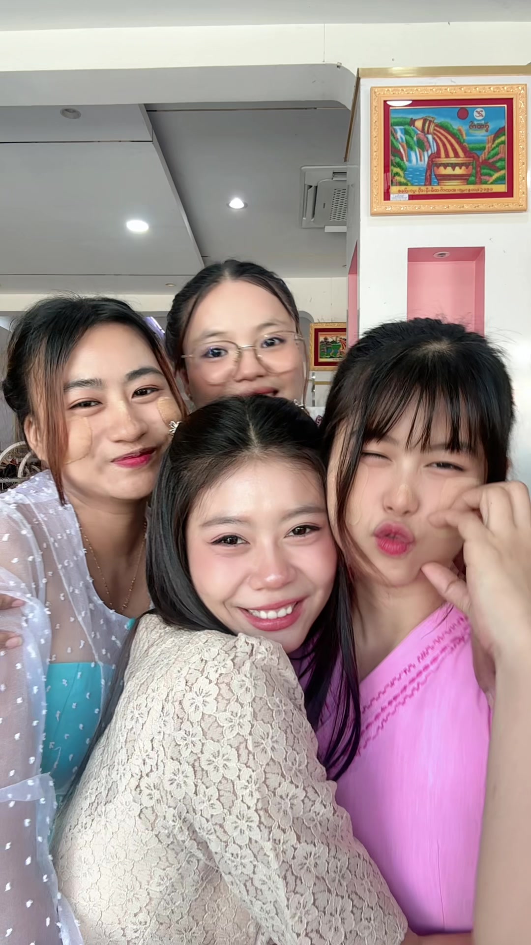 @MAY KHA LWIN🍓