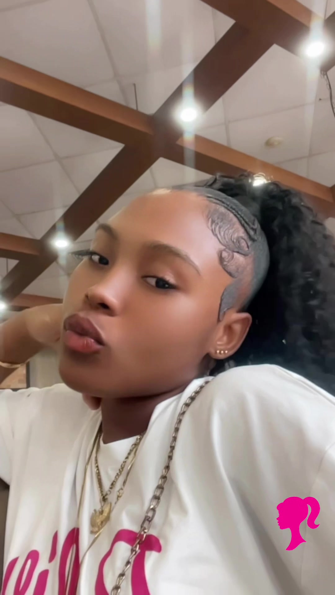@niaabaee__