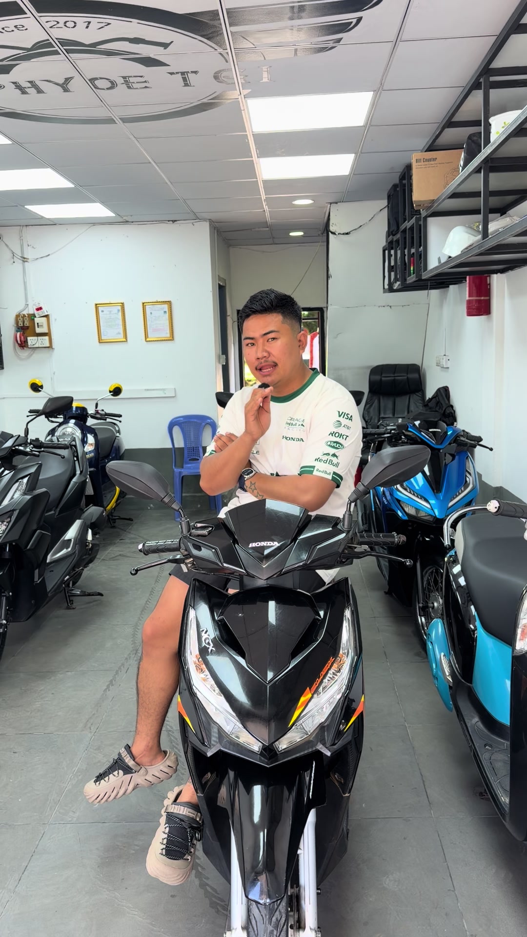 @SIPHYOETGI Motorcycle showroom