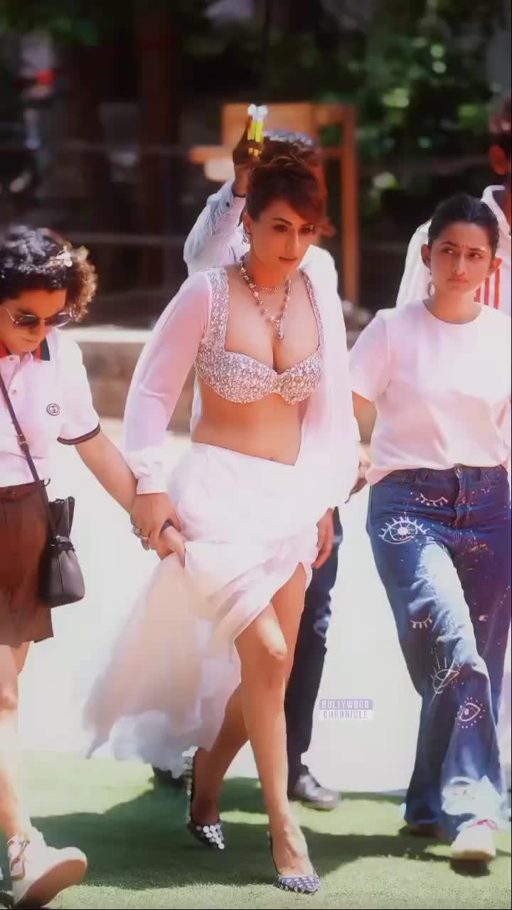 @nia Sharma