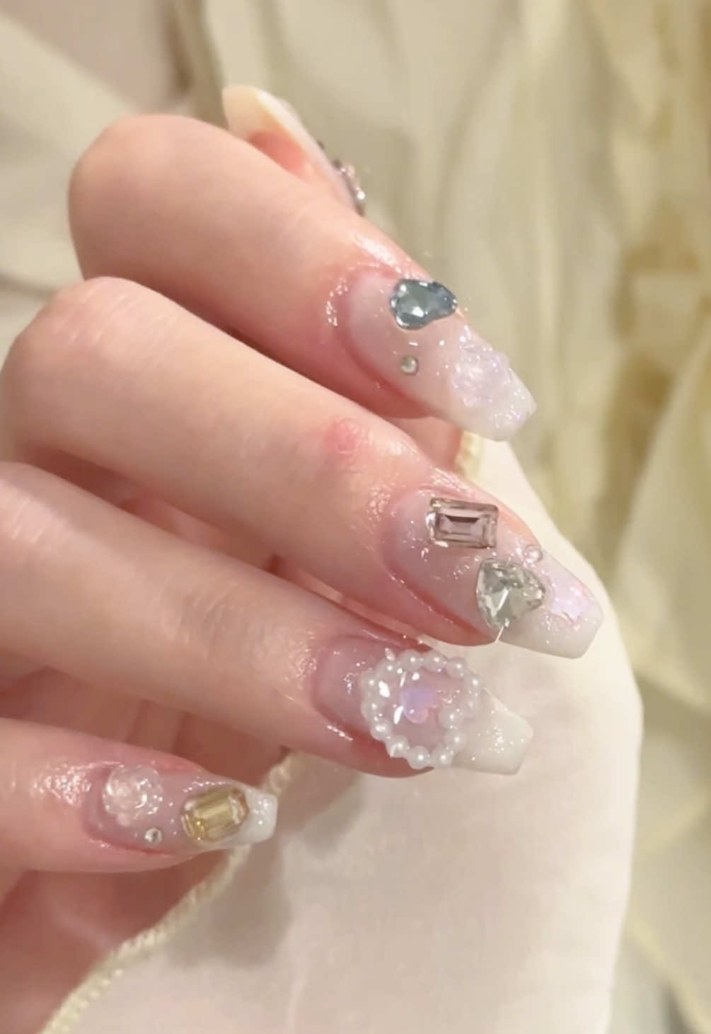 @よる