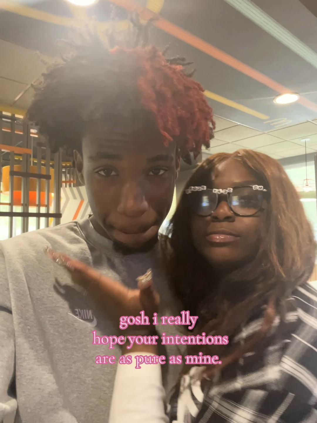 @𖣂
