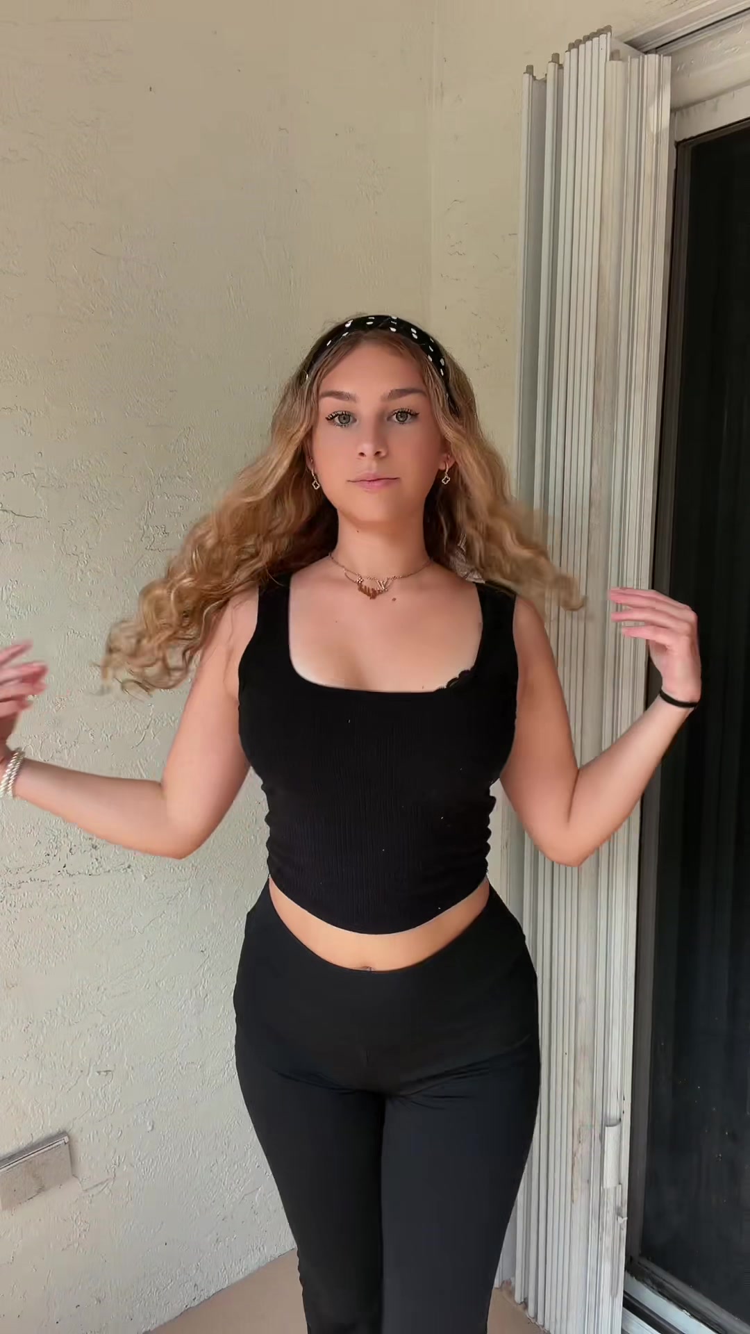 @Theyluvvella