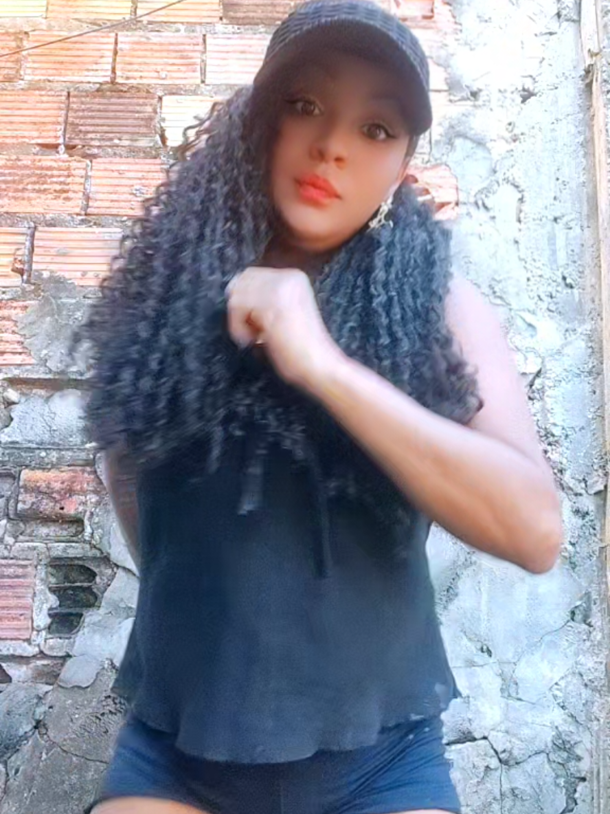 @Lucy a guria da blusa preta