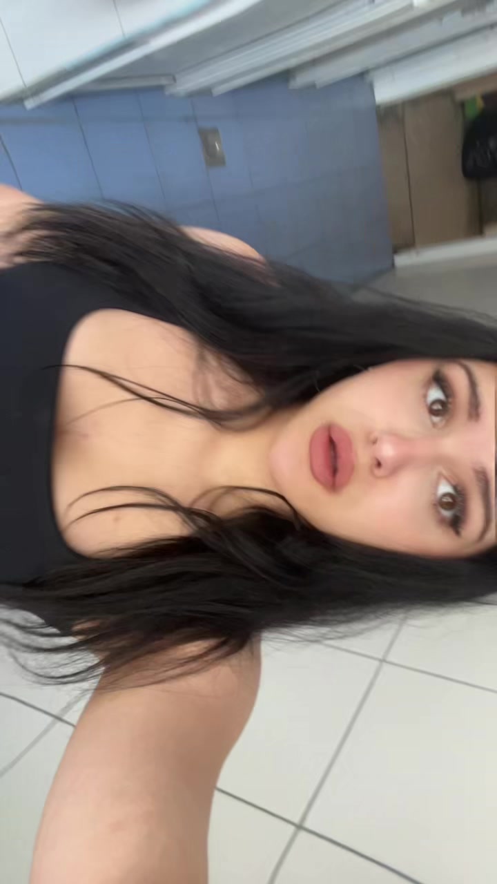 @neeveenica
