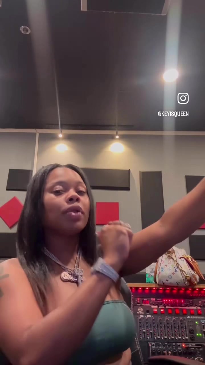 @AmomentWithDanni