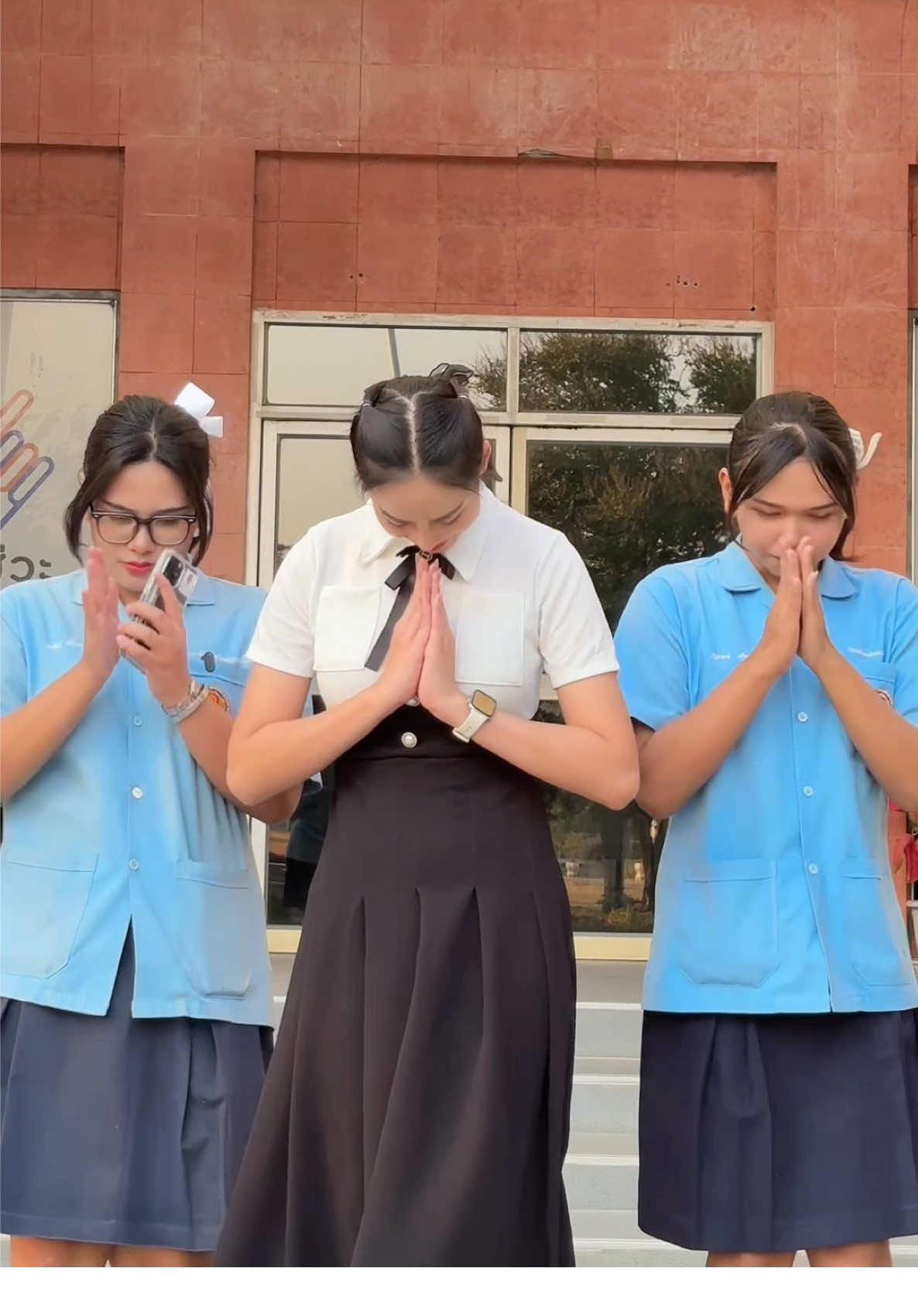 @ครูพี่ปอยที่เป็นนางงามอ่ะ