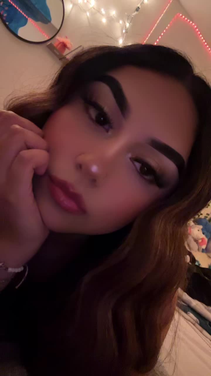 @Vaniafloresシ