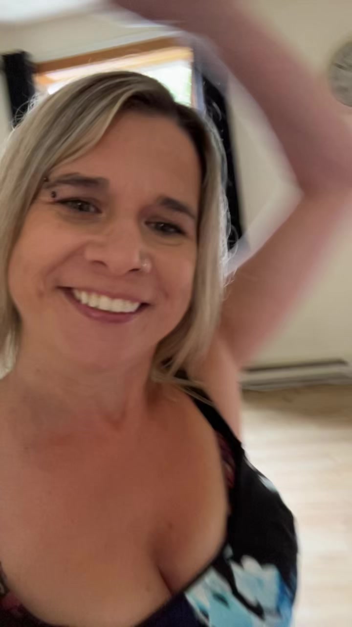 @Hotmomvibes