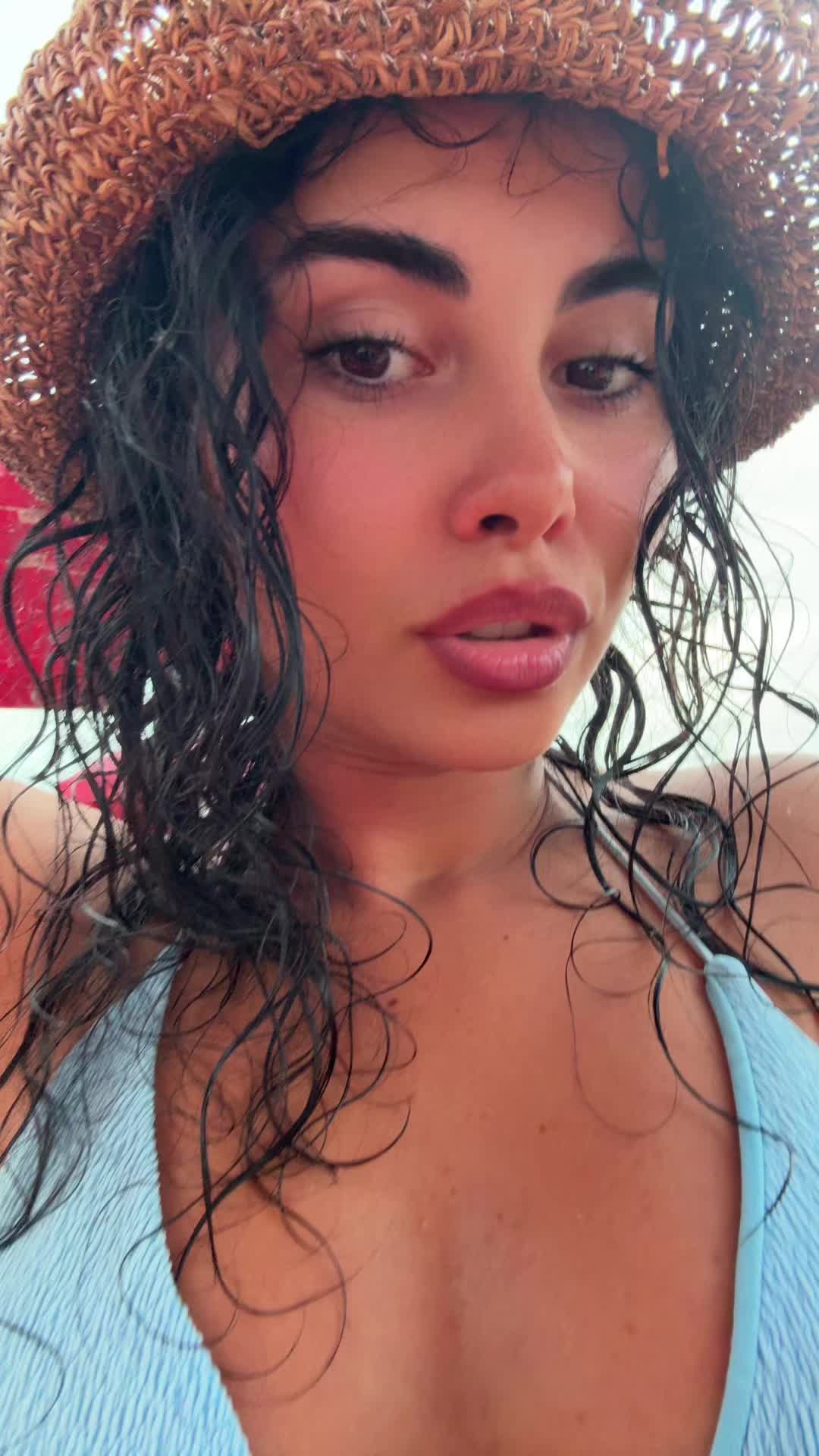 @Mona🥶